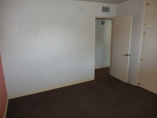 Building Photo - 701 W Yandell Dr