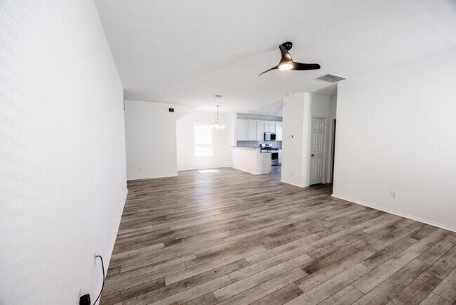 Building Photo - 448 English Oak St