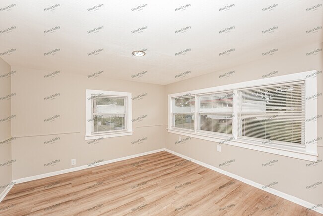 Building Photo - 1585 Sheffield Rd