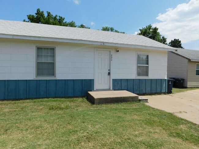Primary Photo - Cute 2 bedroom 1 bath duplex in El Dorado,...