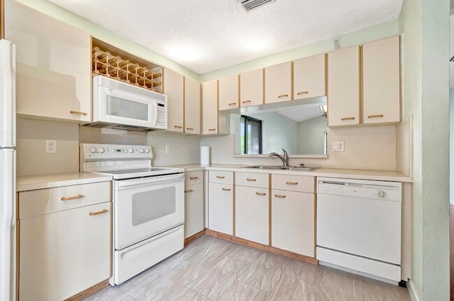 Building Photo - 351 Club Cir