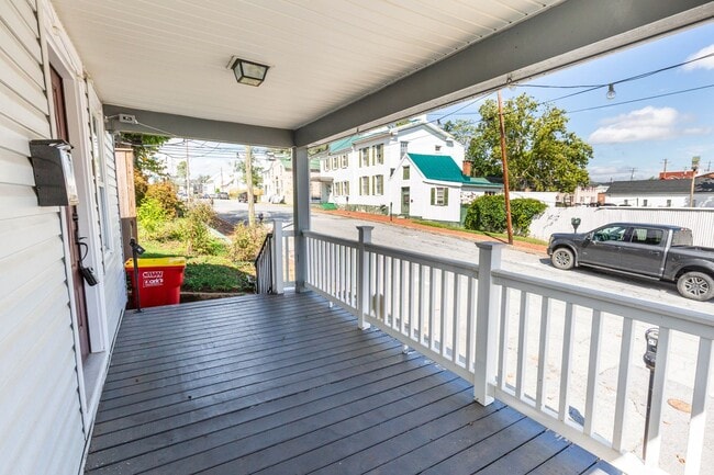 Building Photo - 2 Bed, 1 Bath Rancher in Charles Town, WV