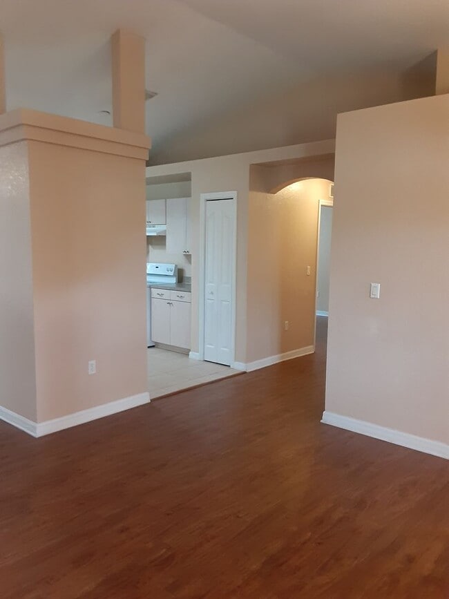Building Photo - 3 Bedroom Home Close to Everything!