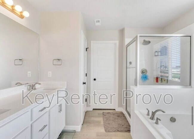 Building Photo - 934 240 W