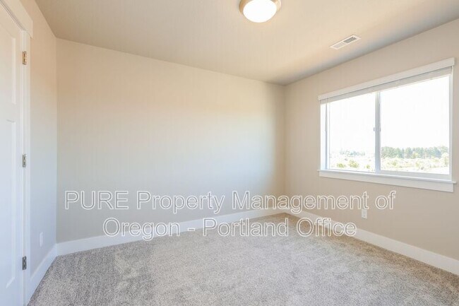 Building Photo - 504 NE Trillium Dr
