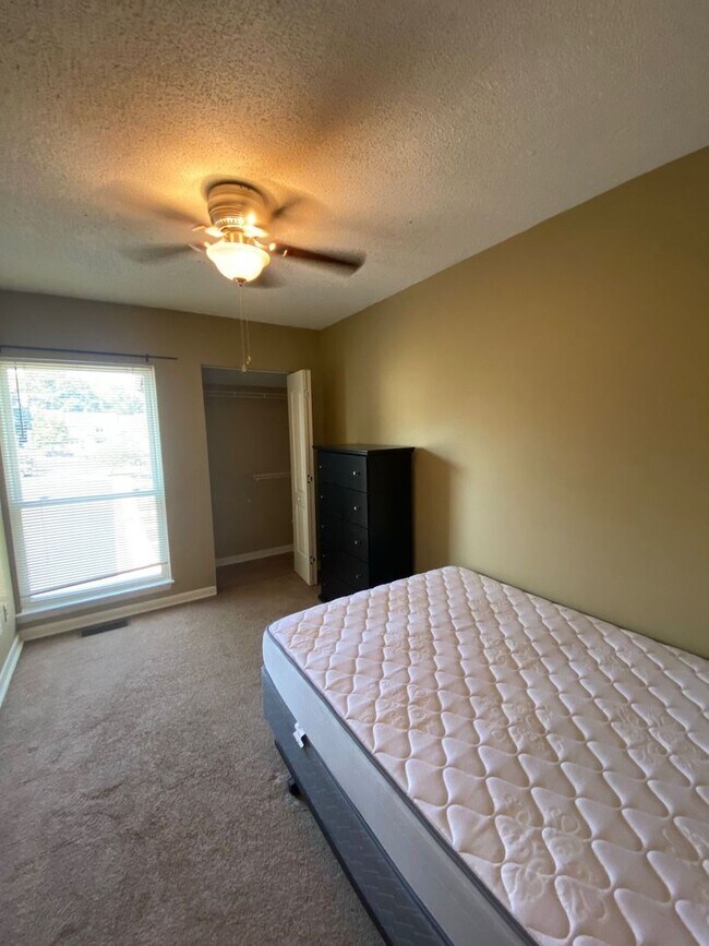 Building Photo - 1324 Bradley Dr