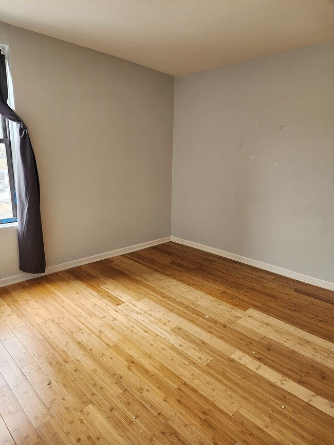 Building Photo - 1344 W 18th Pl