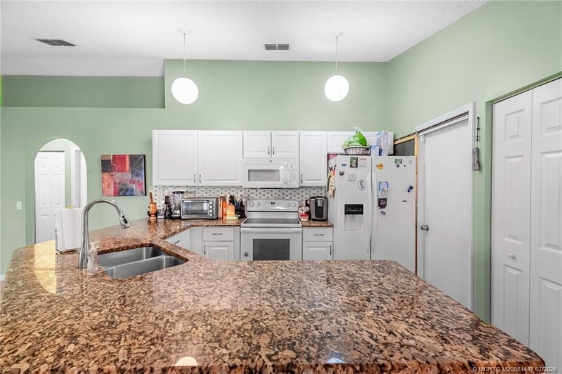 Building Photo - 556 SW Buswell Ave