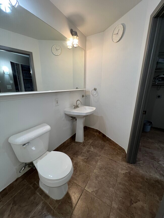 Building Photo - 1122 Jackson St