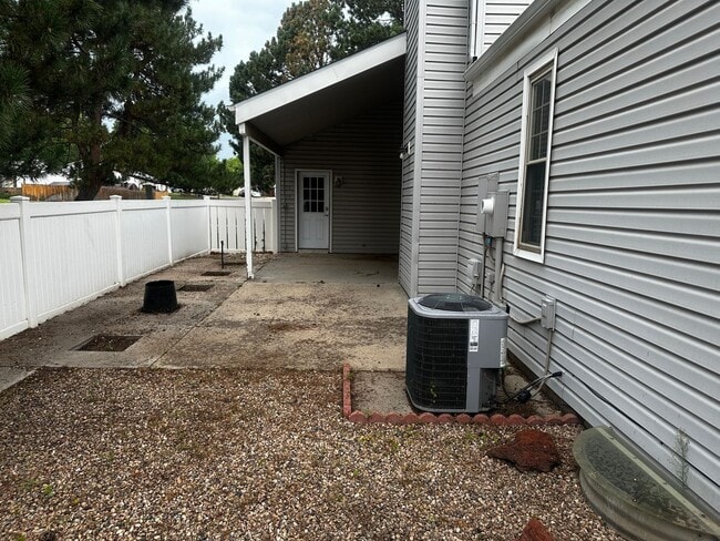 Building Photo - Stunning 3 bedroom AVAILABLE NOW!