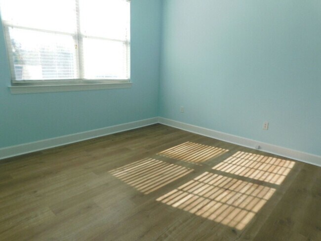 Building Photo - 2 Bedroom Located in Summerfield Community