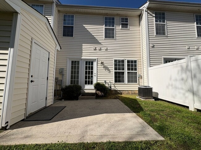 Building Photo - TOWNHOME IN SOUTHWEST MECKLENBURG/2 BR 2.5 BATH