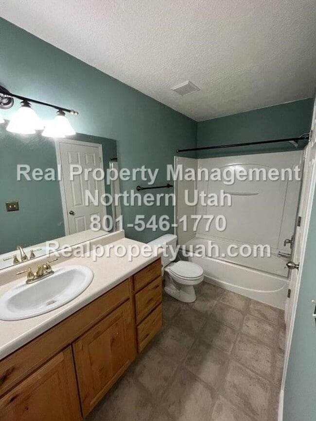 Building Photo - 2 Bedroom 1.5 Bath Townhome Available Now!
