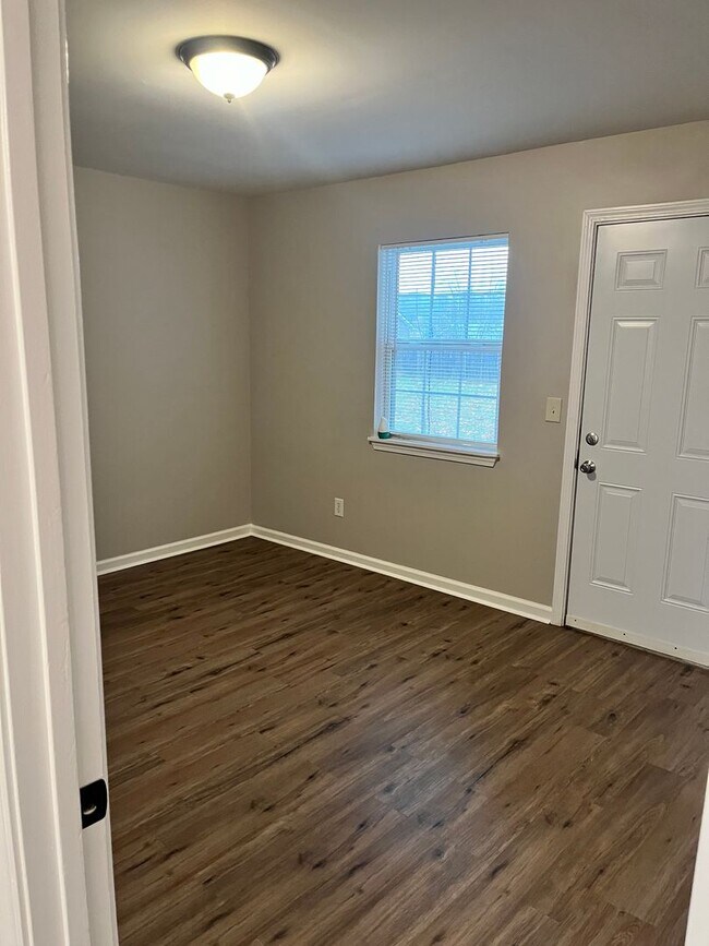 Building Photo - Two bedroom, 1.5 bath condo in High Point--Oakmont Condominiums