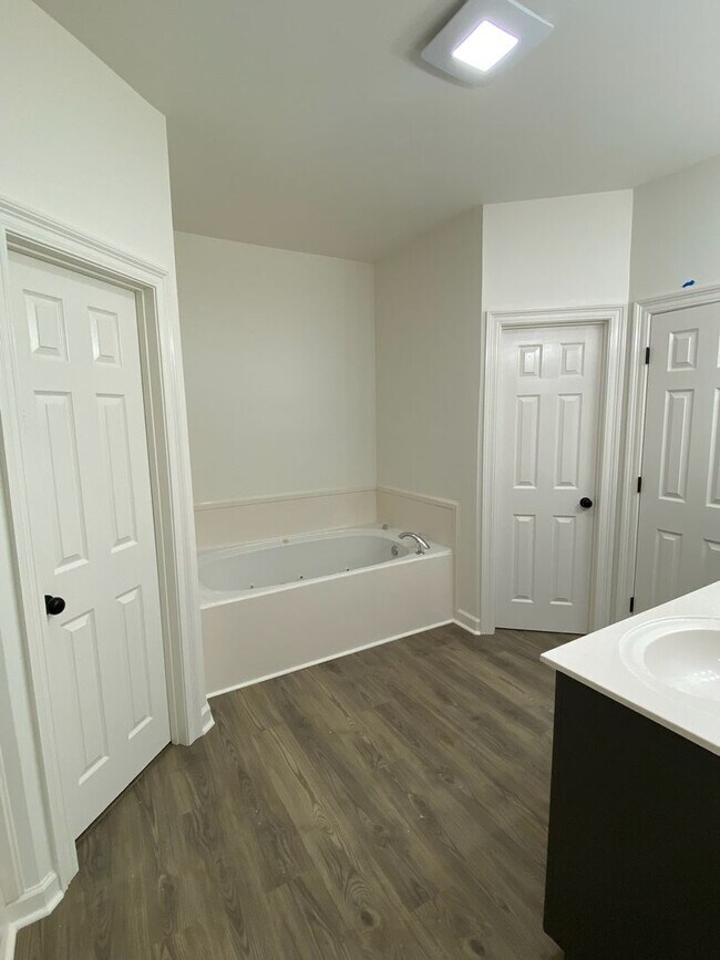 Building Photo - COMING AVAILABLE IN APRIL