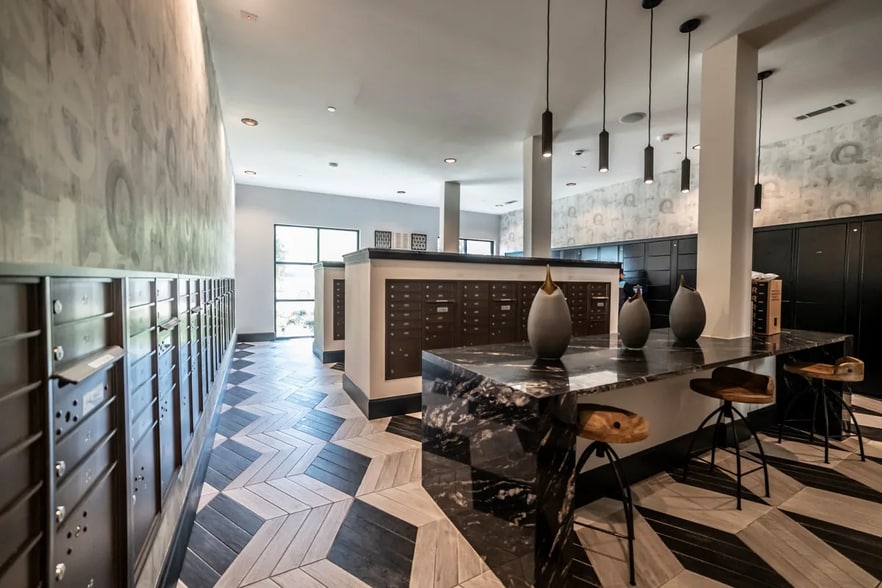 Building Photo - 502 E College St