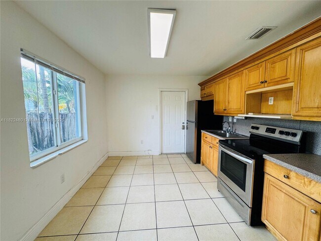 Building Photo - 2540 NE 181st St