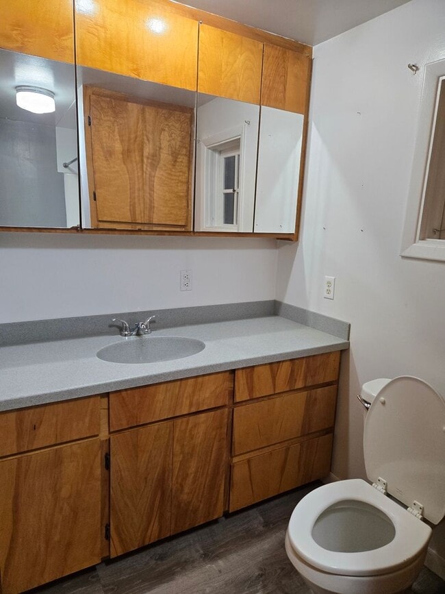 Building Photo - Three Bedroom Home - Single Car Attached Garage - in Townsend!