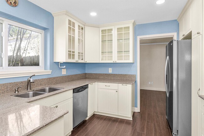 Building Photo - 13650 Cherrydown St