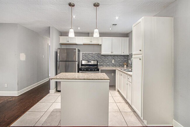 Building Photo - 9414 Rosehaven Dr