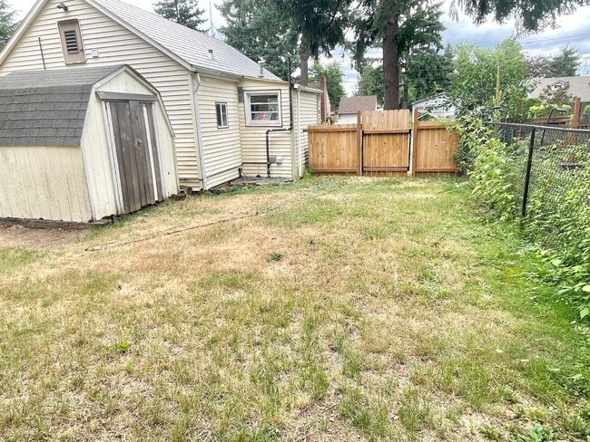 Building Photo - Powellhurst-Gilbert Remodeled Bungalow, Fenced Yard, Off-Street Parking, In-Unit Laundry