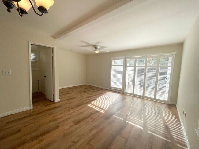 Building Photo - Sweet Remodeled 2 bedroom 1.5 Bath Stand-A...
