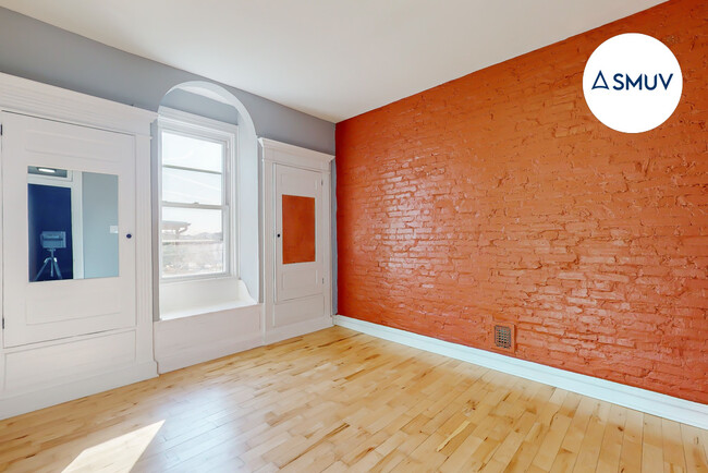 Building Photo - 225 E 25th St