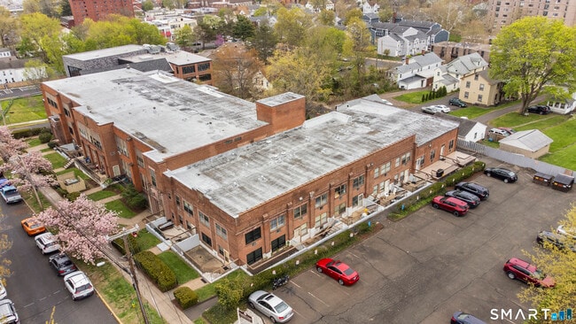 Building Photo - 201 College St
