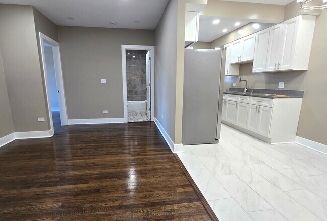 Building Photo - 3051 N Austin Ave