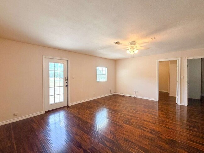 Building Photo - Beautiful 6 bed, 2 bath home in Burleson!