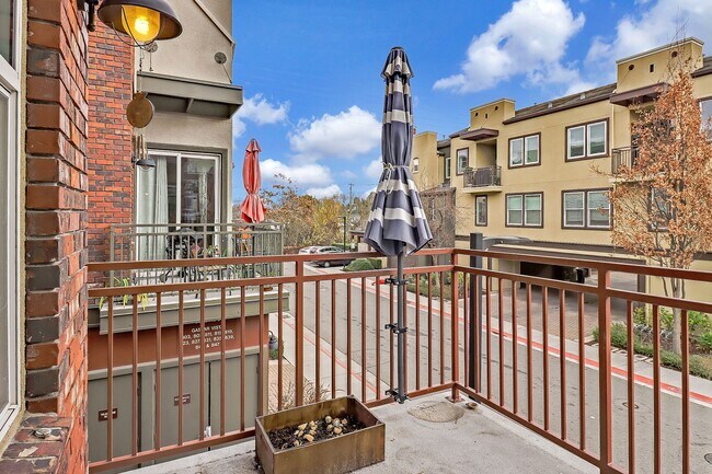 Building Photo - Luxury 2 Bedroom Condo with Loft