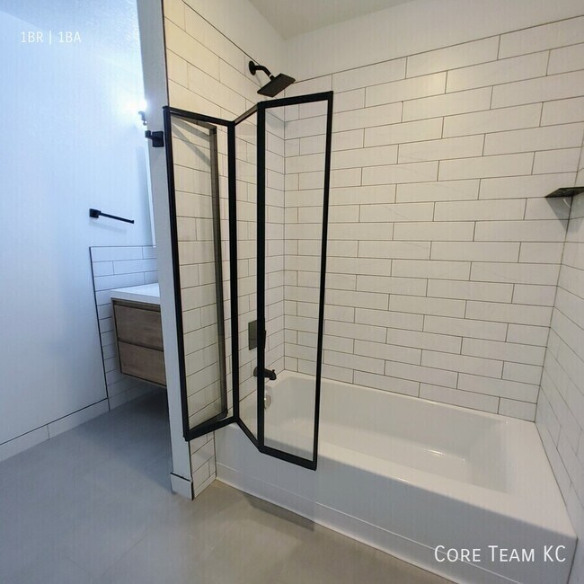 Building Photo - 320 W 7th St