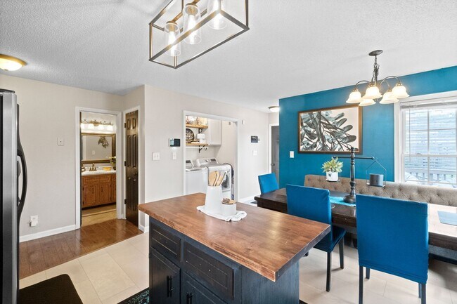 Building Photo - Lovely home in Peach Tree - Waiting for you to call home for the Holidays!