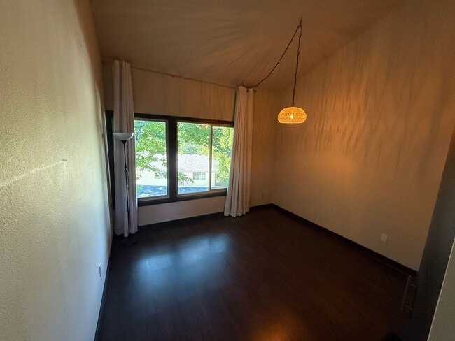 Building Photo - Beautifully Updated Spacious Townhome!