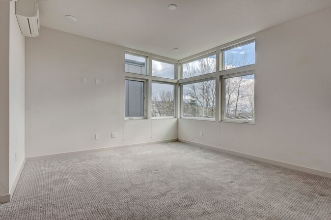 Building Photo - 3bd/3.5ba Seattle Townhome