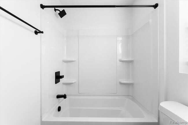 Building Photo - 1440 Lakepointe St