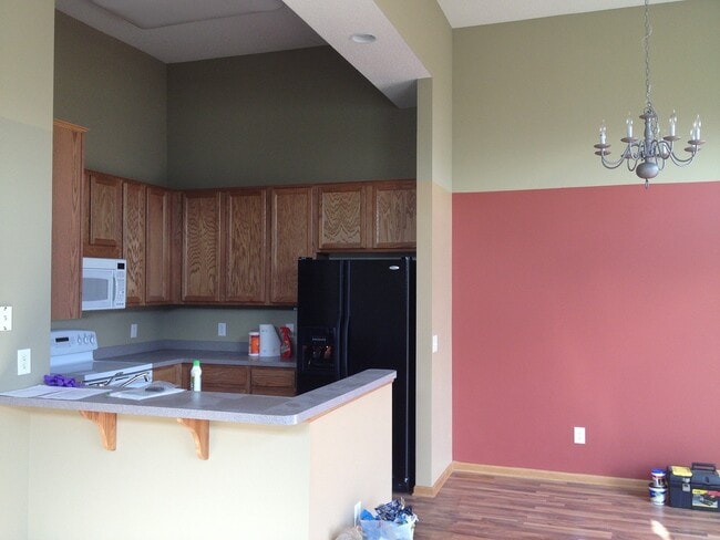 Building Photo - Great location *3bd*2.5Bth End Unit Townhome Avail July 1 2026