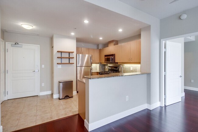 Building Photo - Modern 2 bed / 2 bath Condo in Little Ital...