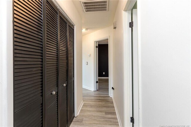 Building Photo - 1000 Tyler Dr