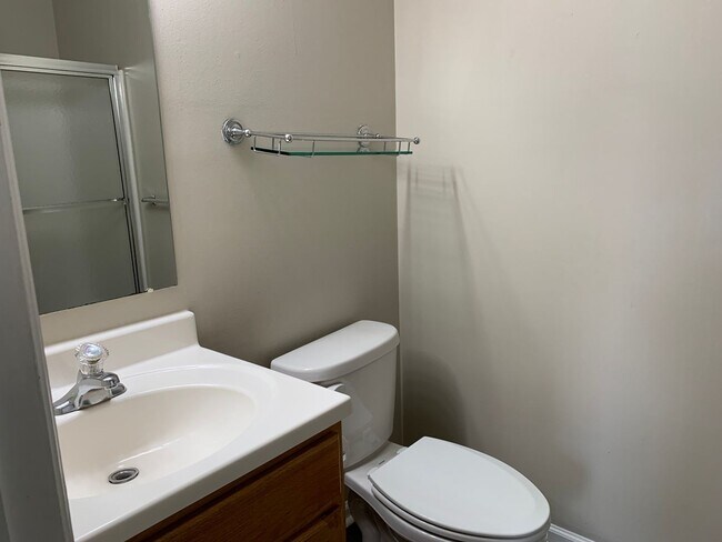 Building Photo - 2 BEDROOM APT-MAIN ST BETHLEHEM