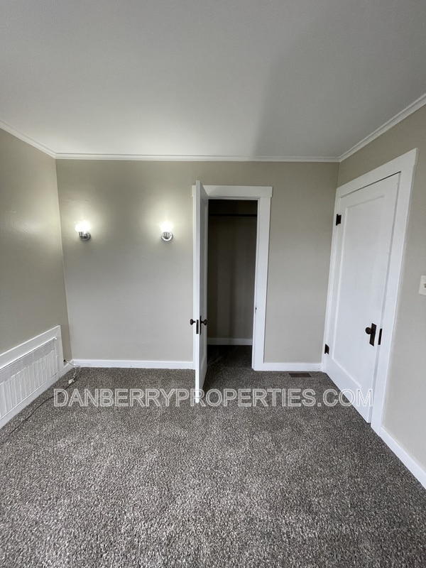 Building Photo - 220 N Main St