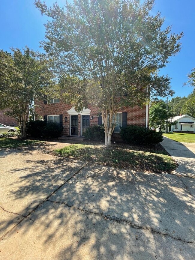 Building Photo - 3 Bedroom 2.5 Bath Townhome Located in Fountain Inn!!! Just minutes from the Downtown Area!