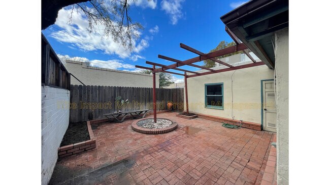 Building Photo - 2548 E 3rd St