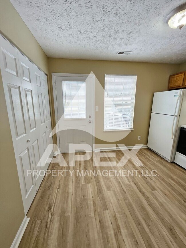 Building Photo - MOVE-IN SPECIAL,NO RENT TIL JUNE 1ST! - Nice 2 Bd | 1.5 Ba Townhouse in West Knox Condo Community!