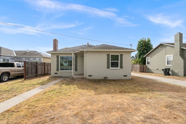 Building Photo - Remodeled Property- Centrally Located