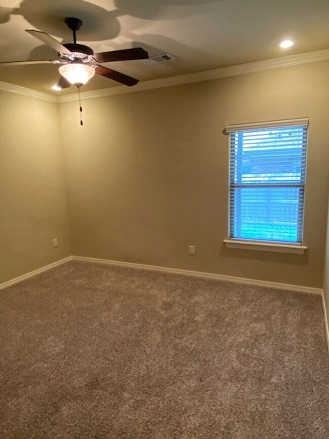 Building Photo - Adorable Home Close to Everything!