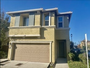 Building Photo - Beautiful and Sunny Home in Roseville Awaits!