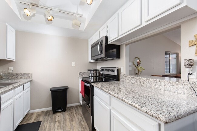 Building Photo - 2nd floor unit in gated community with pool/spa/tennis