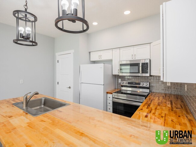 Building Photo - Bright 2 Bedroom Condo in Beautiful Libert...