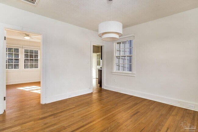 Building Photo - 1515 E Lakeview Ave